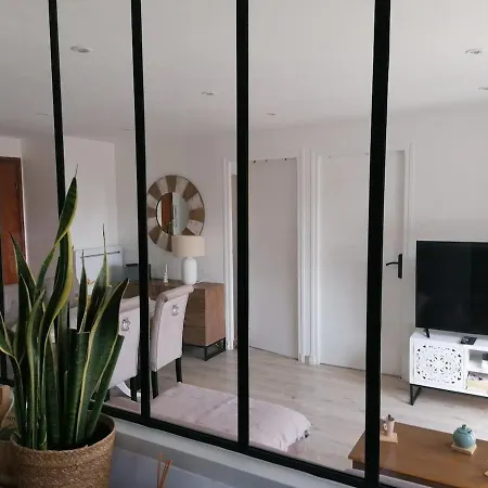 Apartment T3 Spacieux A 150m De La *